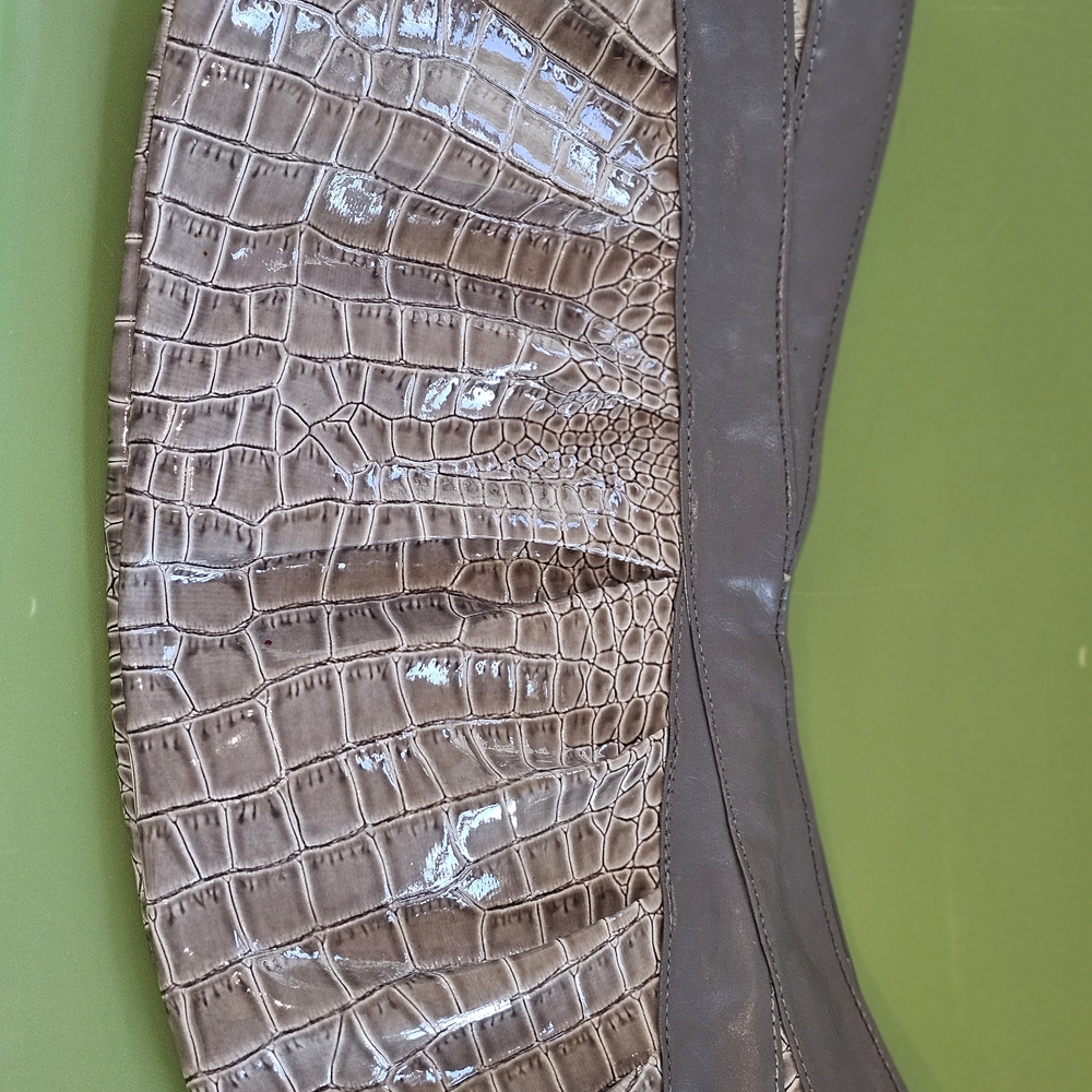 Elegant Crocodile-Embossed Clutch